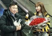 Propose rehearse? Du Haitao holds red rose surpris