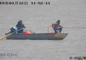 The couple rows go to sea fish illegally police "