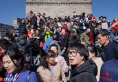 The 8 Great Walls of Beijing that amount to mountain on the weekend huge crowd of people, shift to a