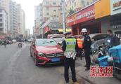 Feng Ze: Passageway of village pass in and out is violated stop 4 car to be procrastinated compulsiv