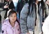 Li Xiaolu's mother and daughter pulls a hand to show a body, she is fully armed sweet day of look o