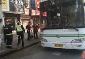 Yue Yang policeman of leak of one bus natural gas deals with in time eliminate hidden danger