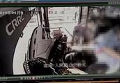 One man does not pull Changsha the bus on stringy belt dog, the driver is dissuaded meet with cruel