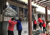 Eliminate hidden danger of fire control safety, chengdu this street from domestic balcony proceed wi