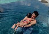Chen He takes a daughter to learn to swim plaint too not easy, an An tightens father of neck of cudd