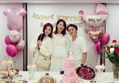 Li Yanan holds out abdomen of 8 months pregnant and good friend to celebrate 34 years old birthday,