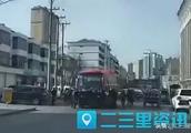 Before ceaseless car still continues, Yan Yunyi passenger car goes by much person block the way: Rec