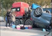In the morning! Sea Yang Daqiao produces traffic accident one case! The policeman tightens emergency