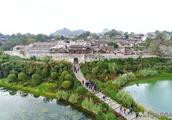 Boat takes black rock of Guizhou autumn day scenery of Gu Zhengu town is picturesque attract numerou