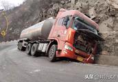 Well Xing: Difference arrives 50 meters Shanxi a tank truck is irruptive edge channel, have slight l