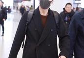 Zhao Youting shows body airport, a suit happy even