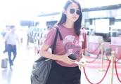 Recreational jacket shows Zhang Zilin short skirt body airport, relaxed beautiful beautiful