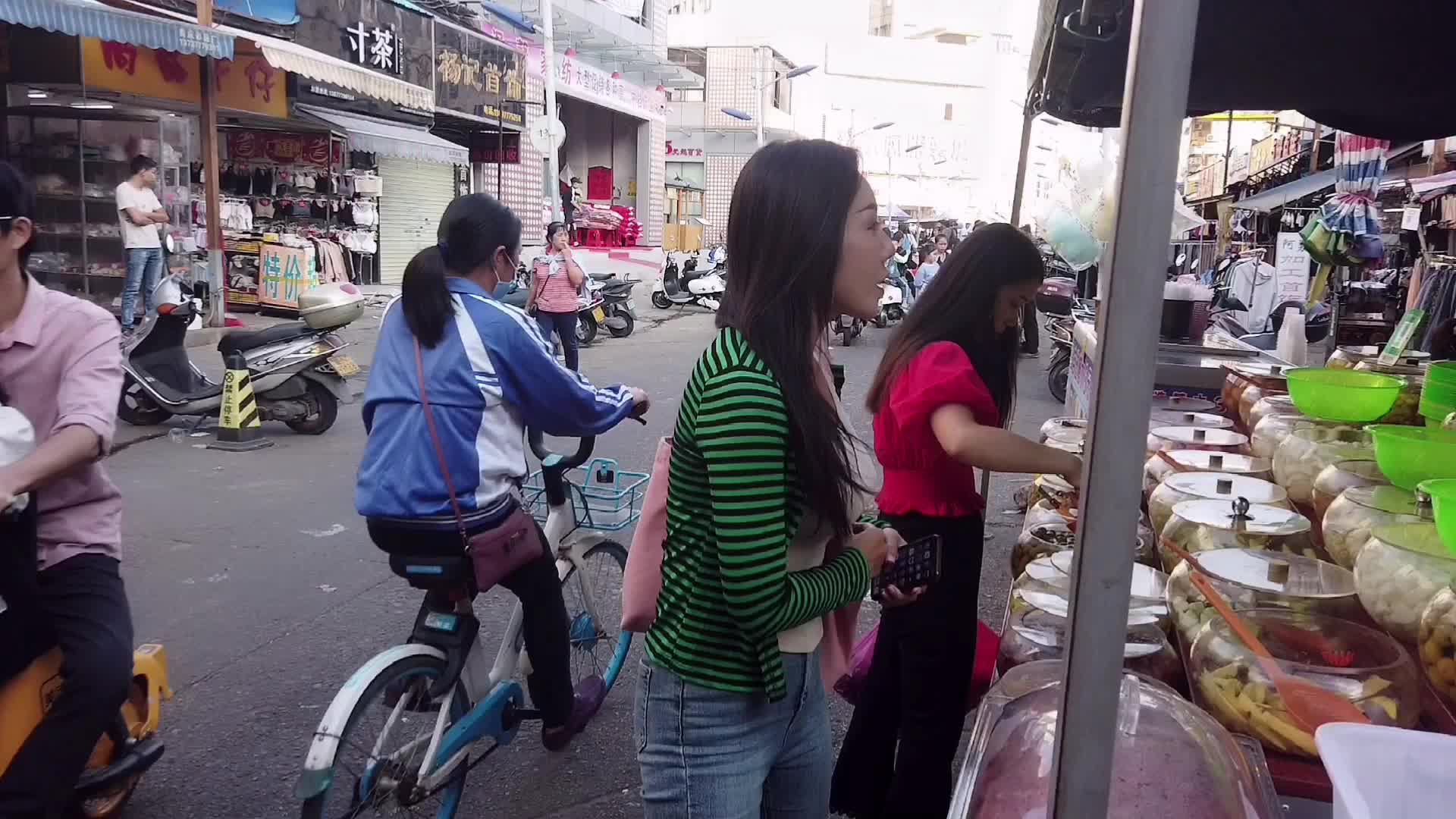广西特色美食酸嘢，东北妹子第一次尝试，吃完后表情太销魂