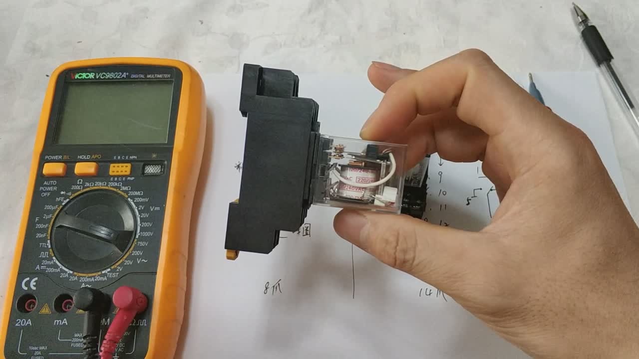 电气电工技术:电工基础:8针和14针中间继电器,同为AC220V控制,区别在哪里呢?西瓜视频