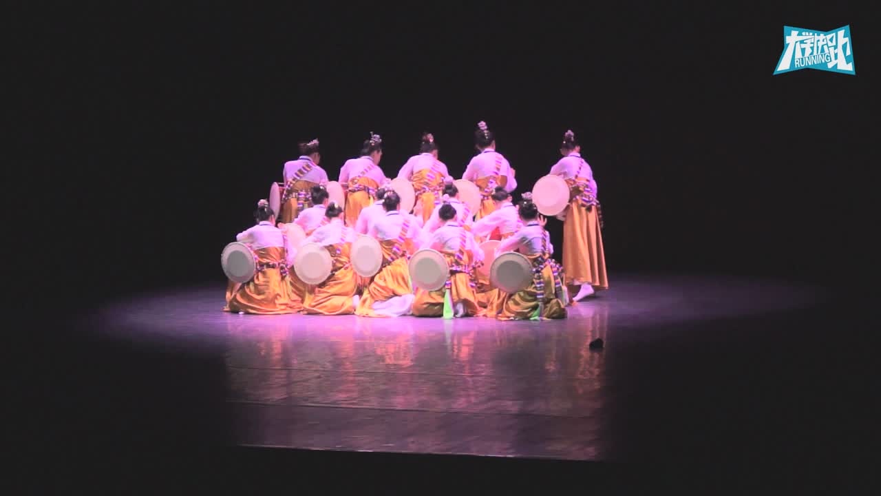 实拍美女大学生合作表演韩国古典舞舞姿轻盈现场看感觉很棒
