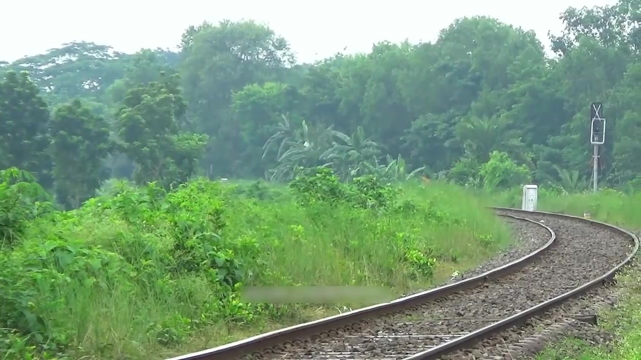 开心奇趣多一D:印度尼西亚的火车轨道好弯曲的样子,火车开过的扭来扭去的西瓜视频