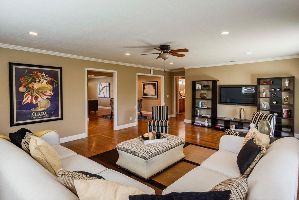 位于澳大利亚纽卡斯尔的一套居民住宅,客厅 -