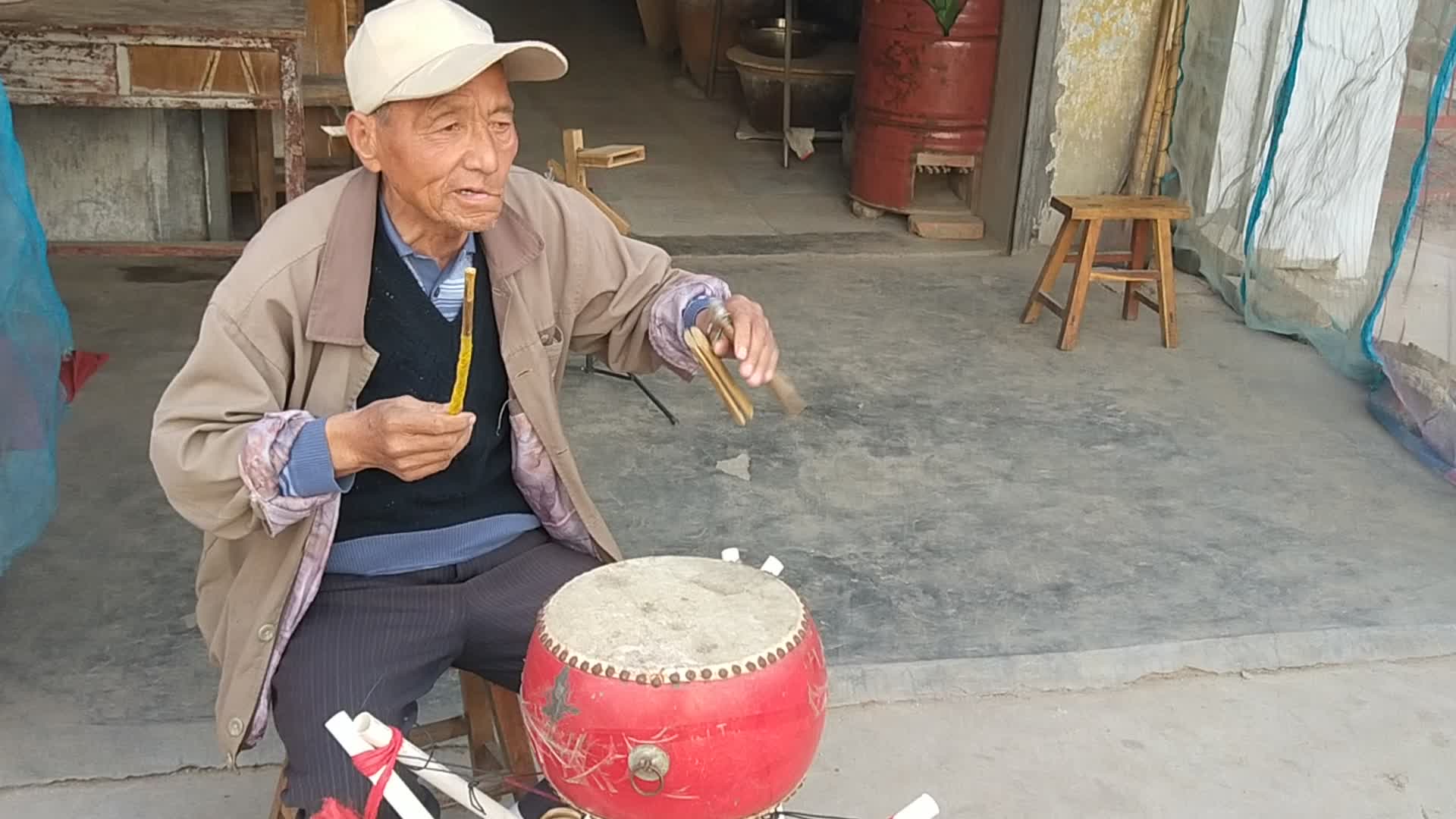 老藝人自娛自樂說唱著山東大鼓書