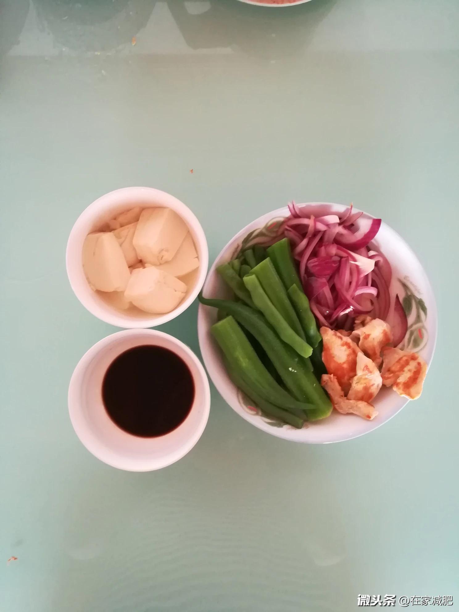 #减肥# 6月1日午饭。 无油煎鸡胸肉+ - 今日头