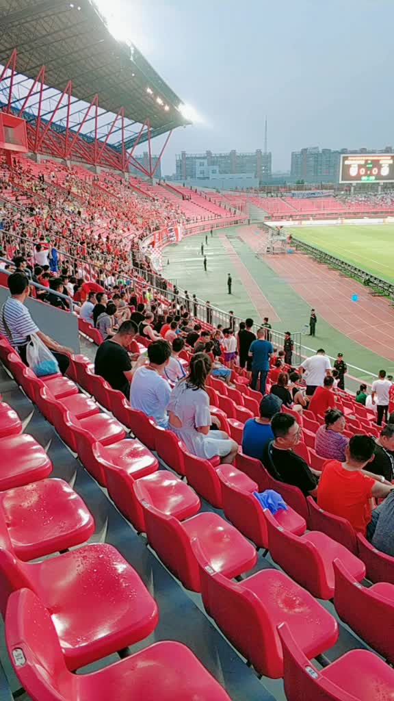 中超联赛,堪比世界杯的场面,现场人山人海,整个体育场坐满了人,挤了半
