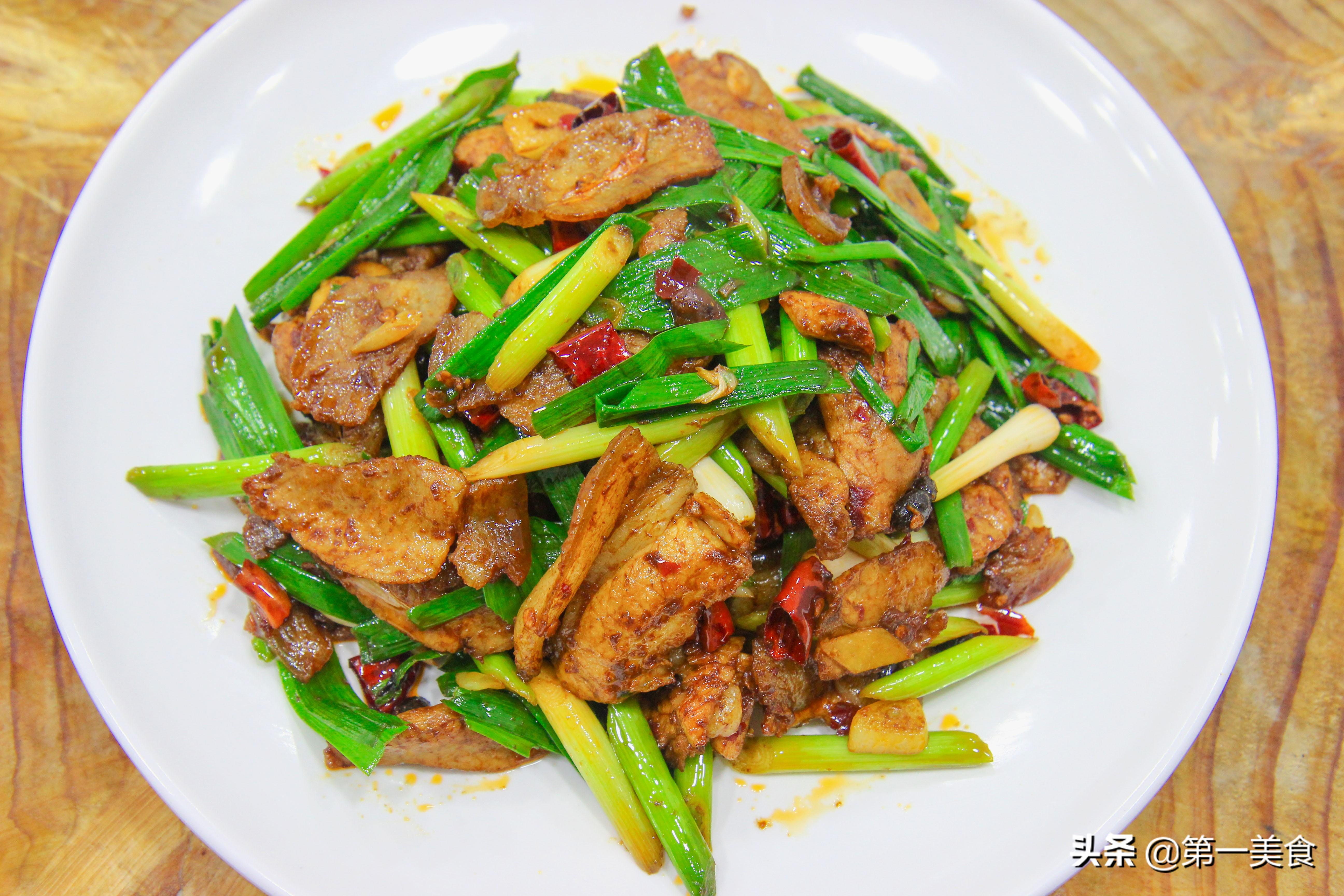 厨师长炒的青蒜炒肉片,肉片口感肥而不油腻 - 