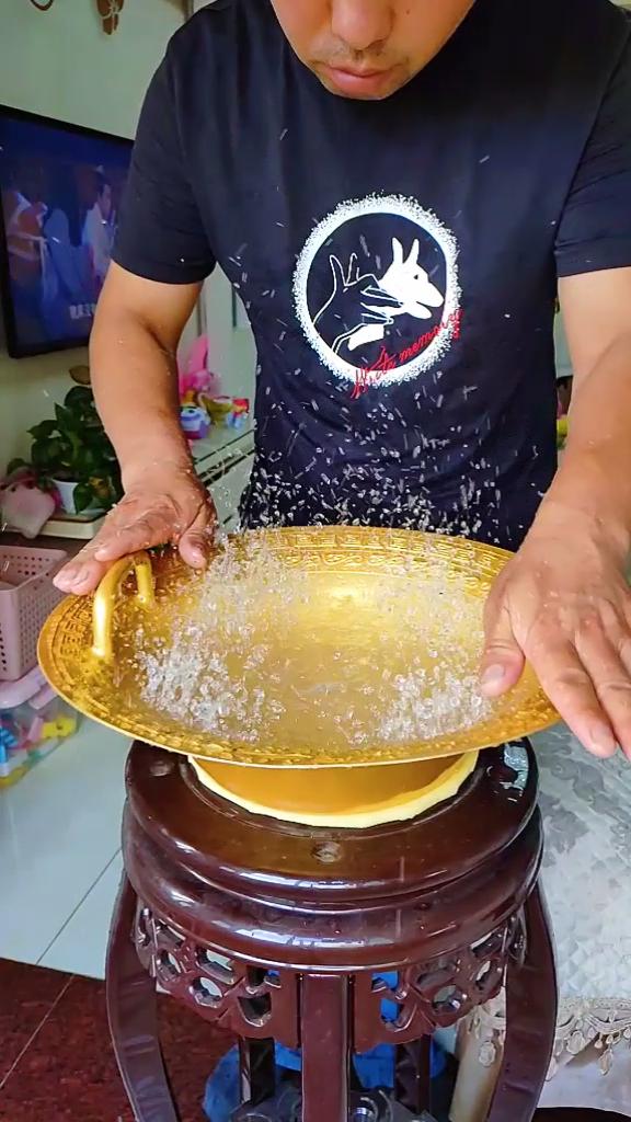 金盆洗手,有的人就纳闷了,这盆是金的还是铜的还是…………?