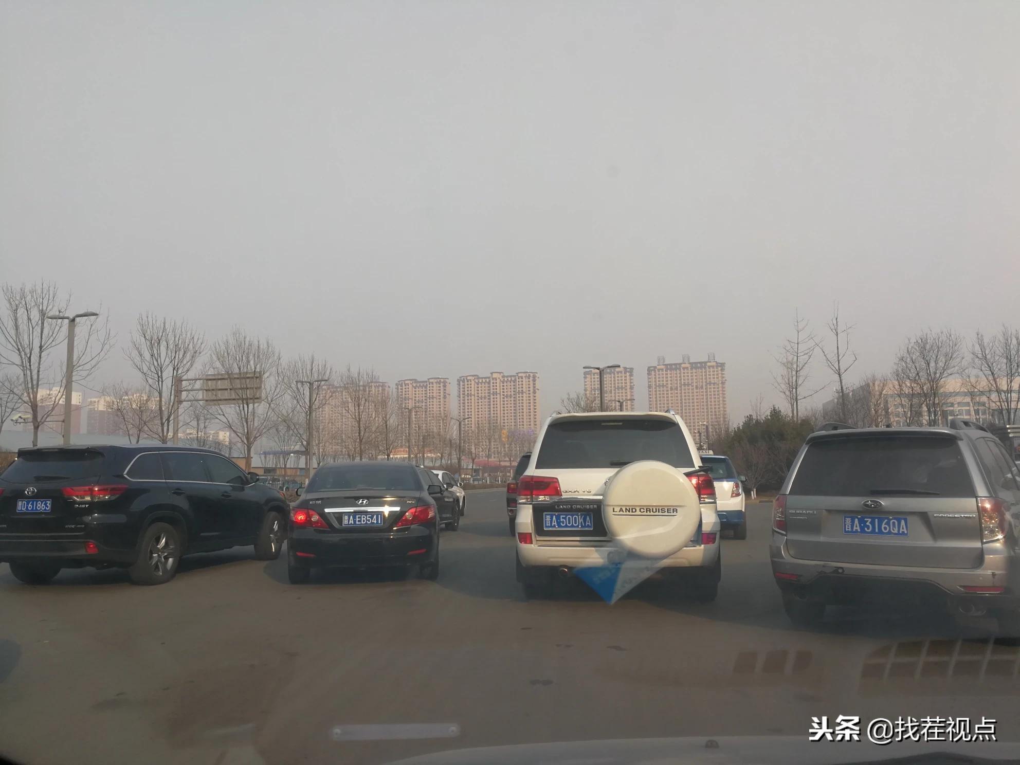 太原市便民服务中心车位严重不足 停车场门 - 