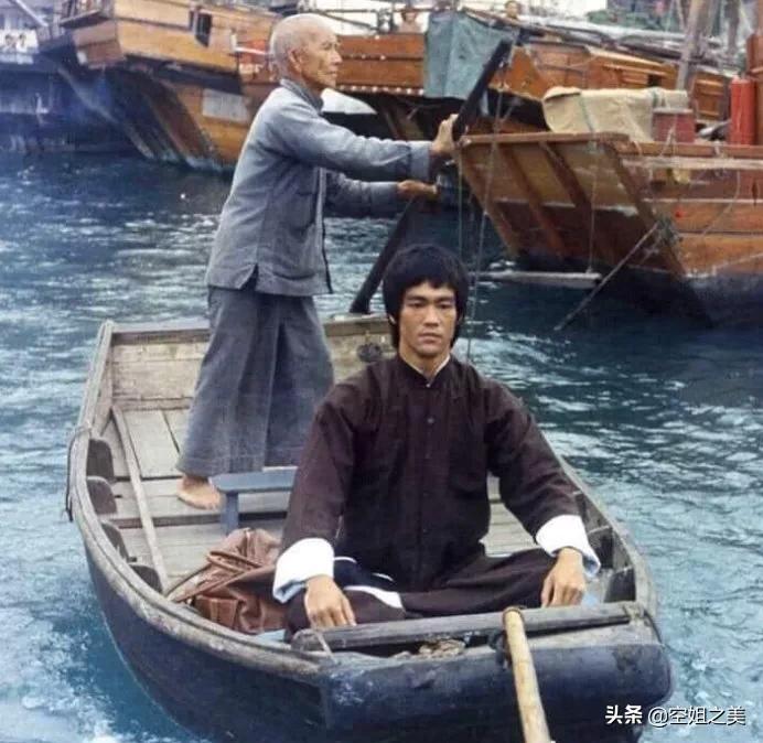 1968年,香港,叶问给徒弟李小龙撑船。