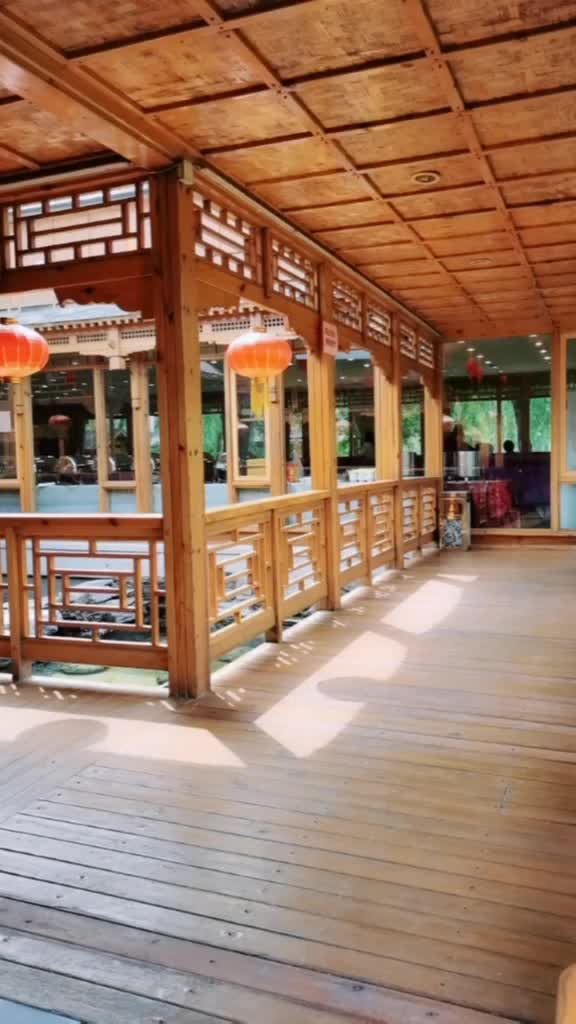 北京的临水餐厅,中午三十多的高温凉风习习