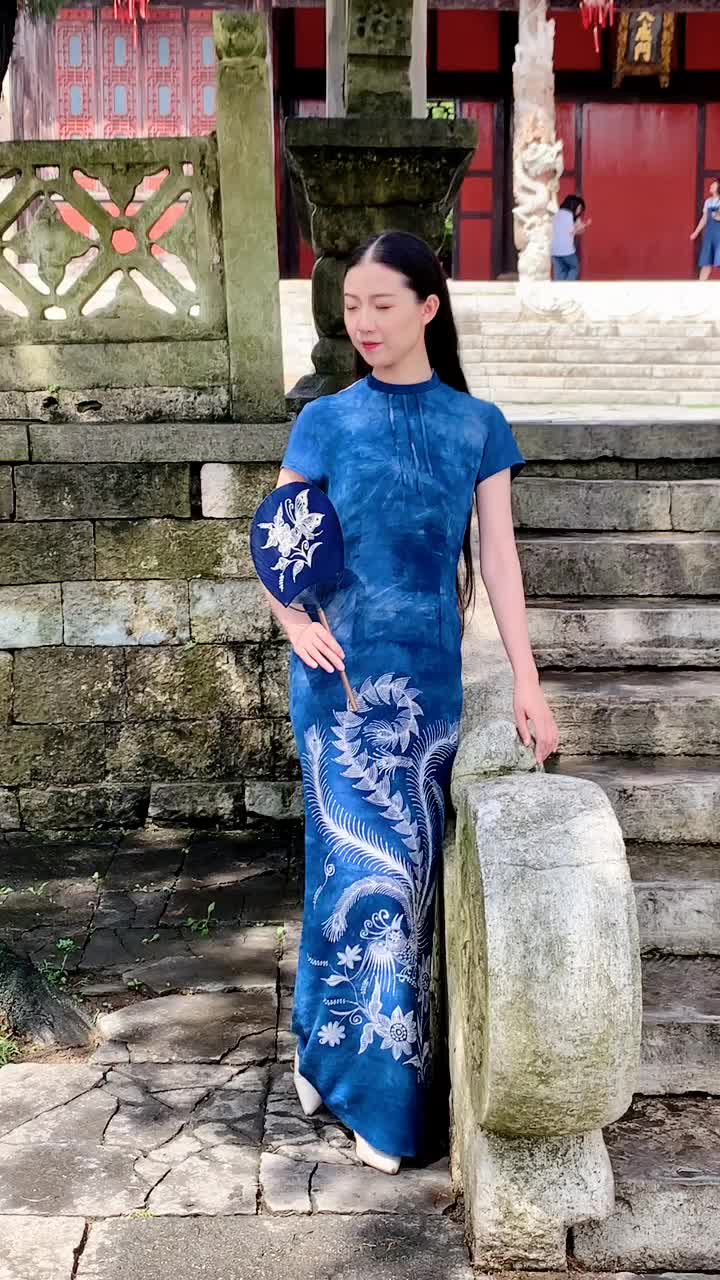 蜡染 #非遗合伙人 #旗袍 #美女 #贵州 太阳有点刺眼啊