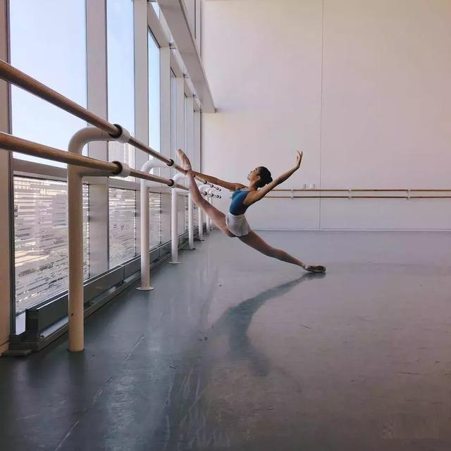 各种压腿耗腿图片隔着屏幕都感觉很酸爽