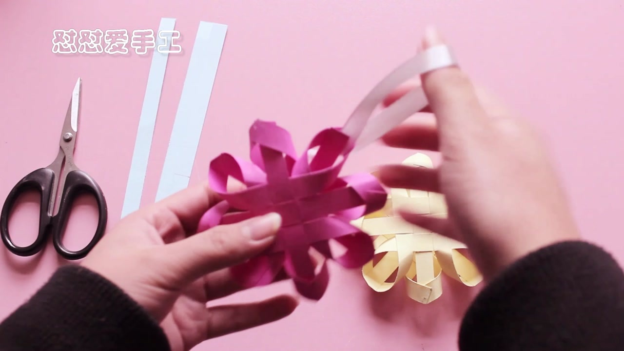 用纸条编织的花形挂饰,做几个装饰房间还不错,步骤也不难!