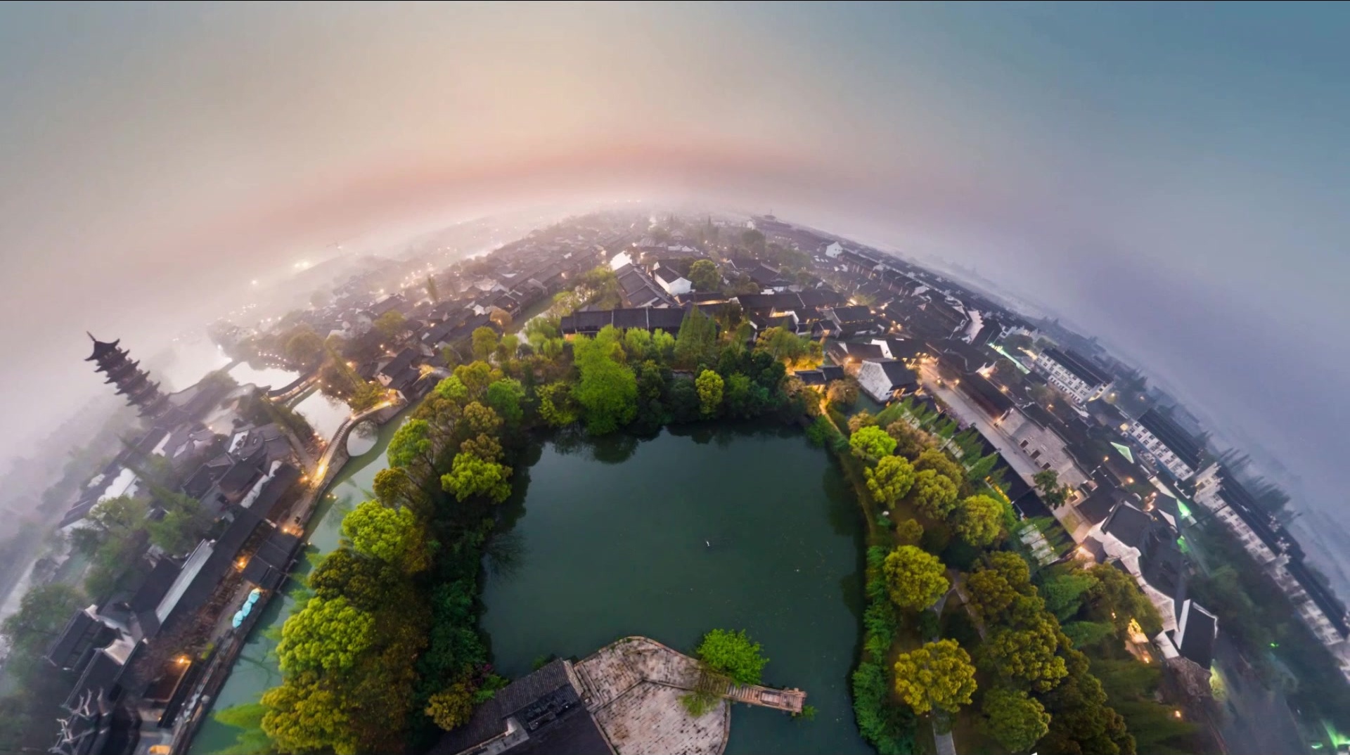 乌镇西栅水剧场烟雨朦胧的晨曦如梦如幻
