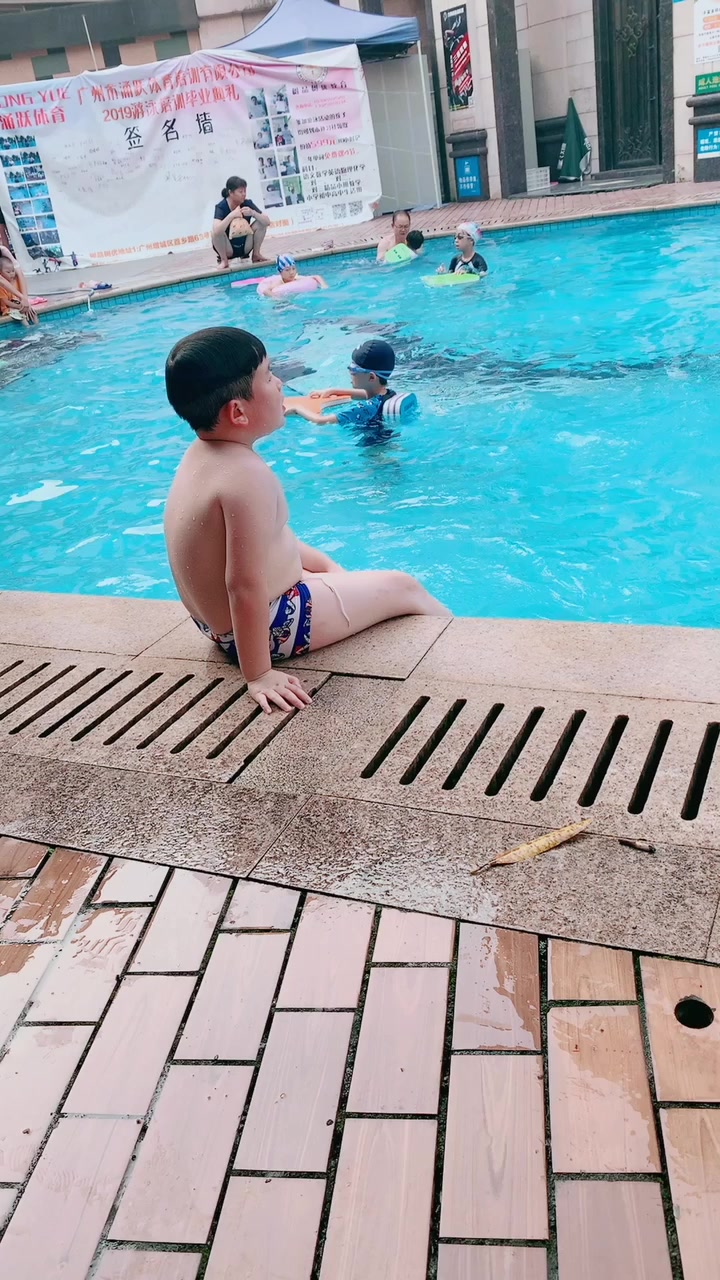 小胖子学游泳