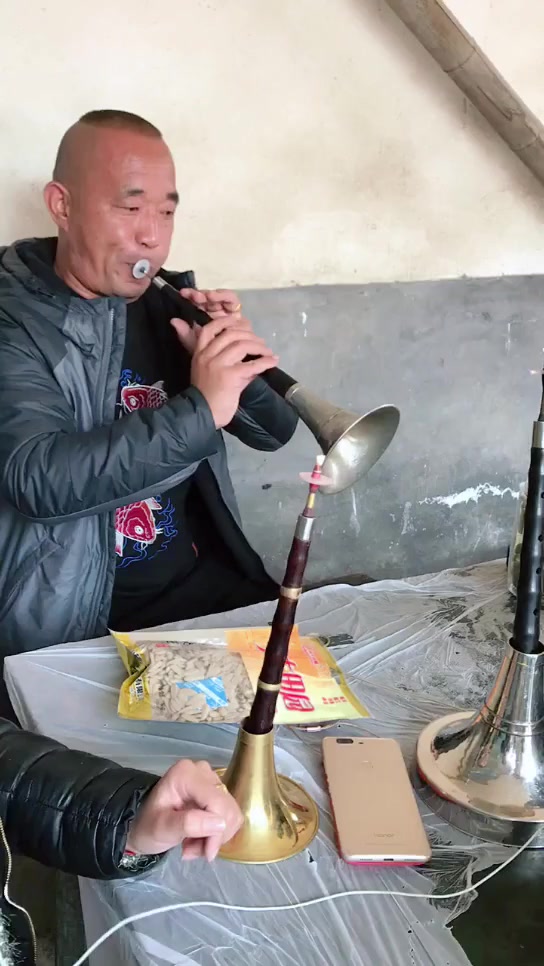 农村办丧事请来唢呐高手现场卖力演奏一曲那曲调那旋律真赞