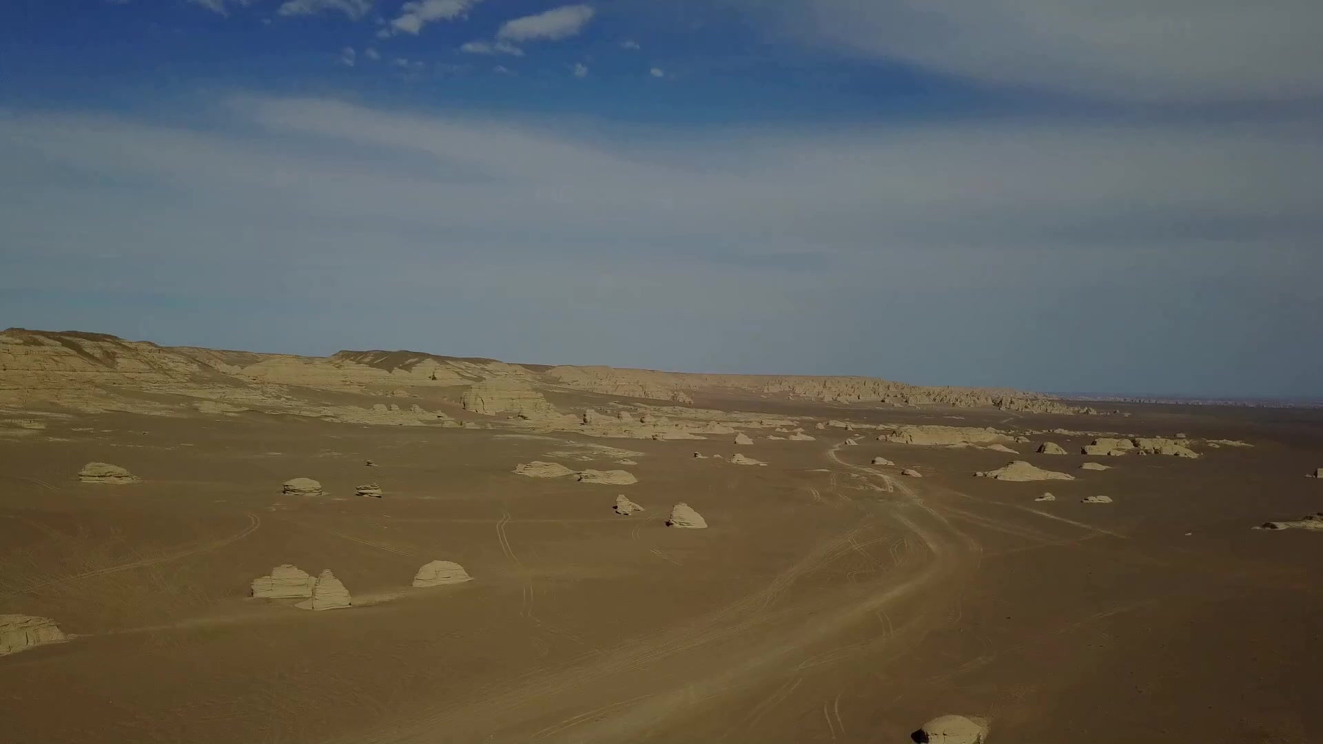 航拍新疆的无人区仿佛到了火星上这地貌真是神奇