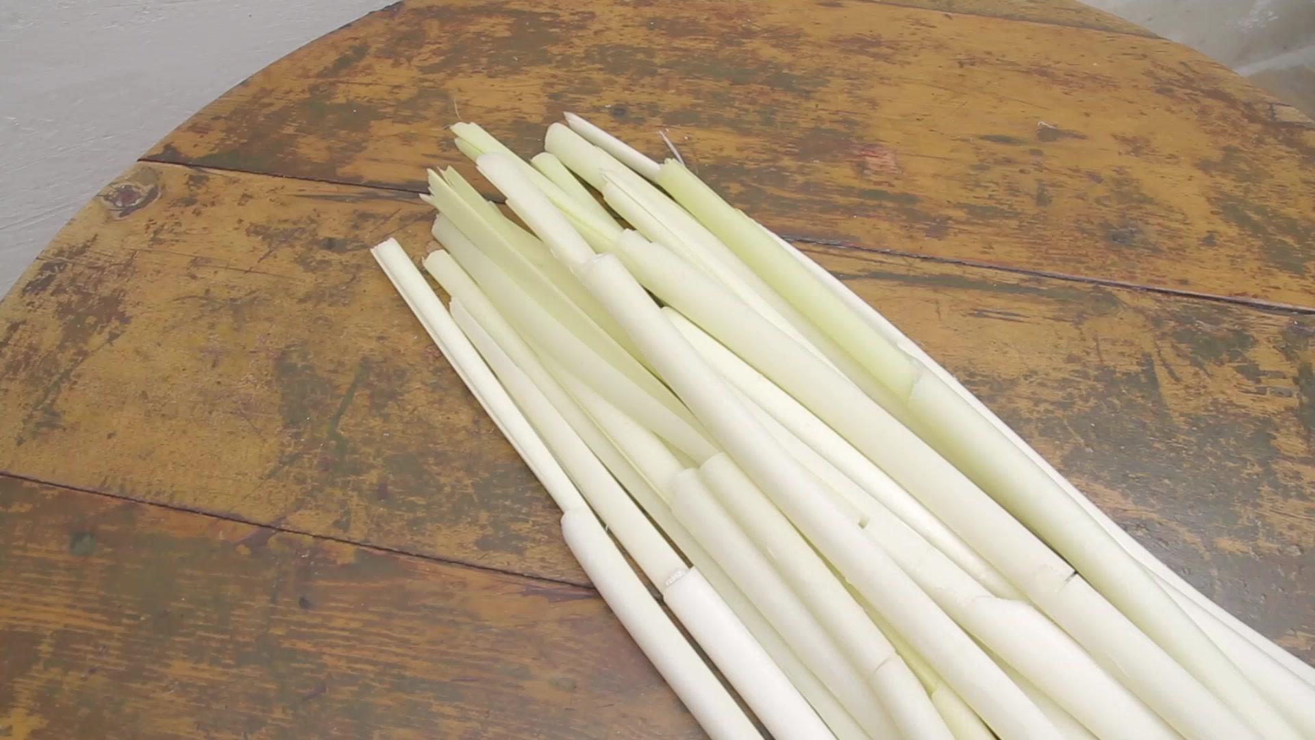 河边的香蒲根茎也能做菜吃只有老淮安人才吃过纯天然的野菜