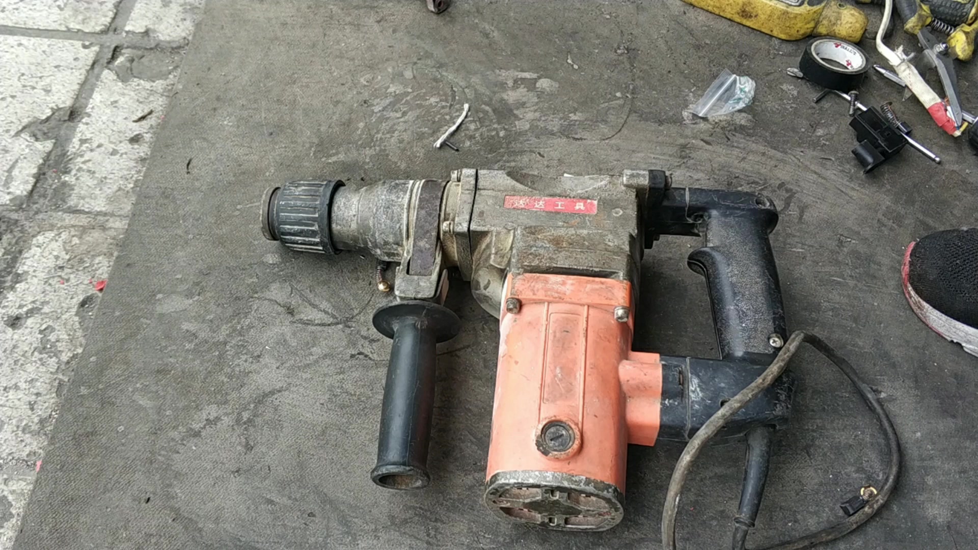 电锤电镐卡不住钻头怎么办呢工具哥用了什么办法轻松搞定了