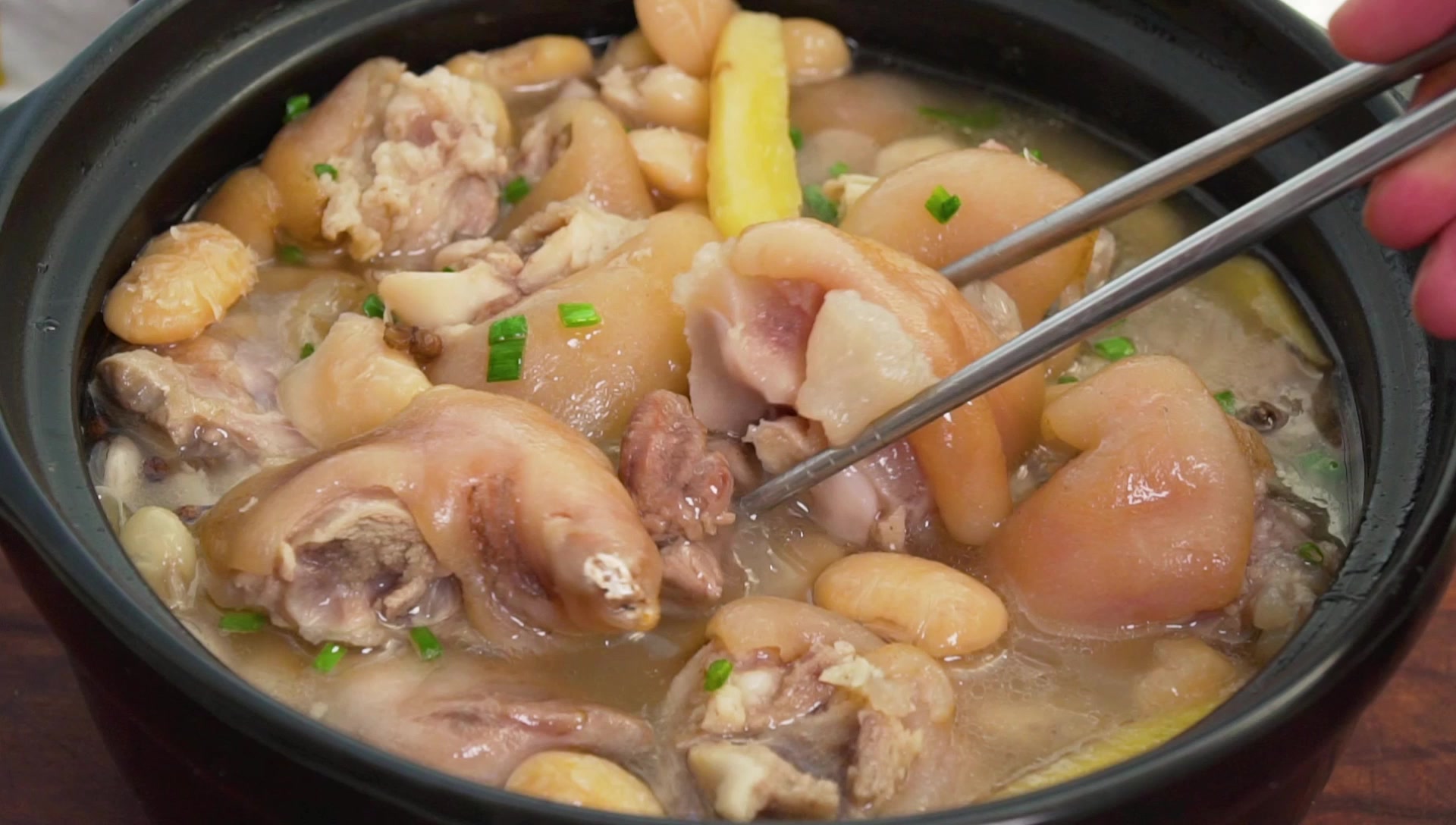 雪豆炖蹄花鲜美可口还富含胶原蛋白爱美的女生们可以试做一下