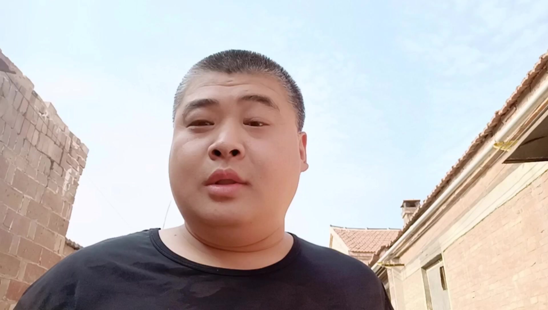 山东大汉光着膀子去吃早点把山东人豪放的性格体现的淋漓尽致