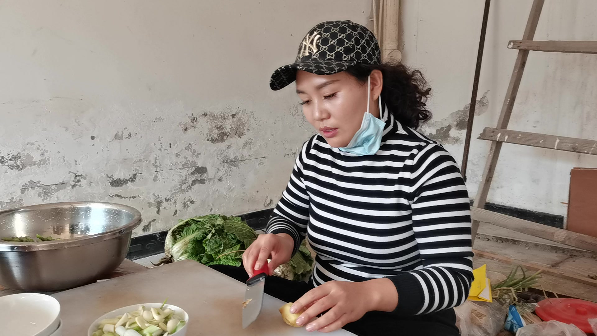 著名歌手袁庆在给工人做饭工人吃饭后都