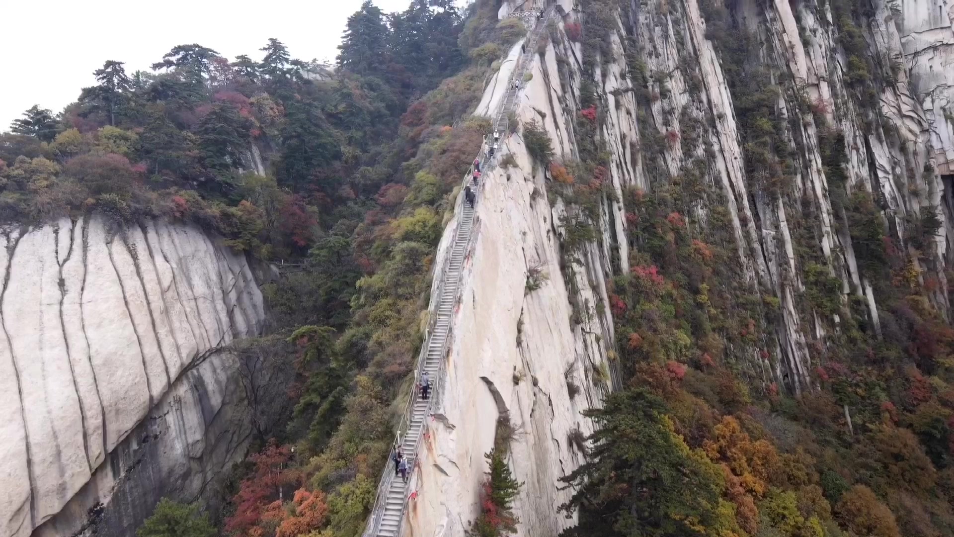 航拍陕西华山风景区,五座山峰各有特色,不愧是名山非常值得一游