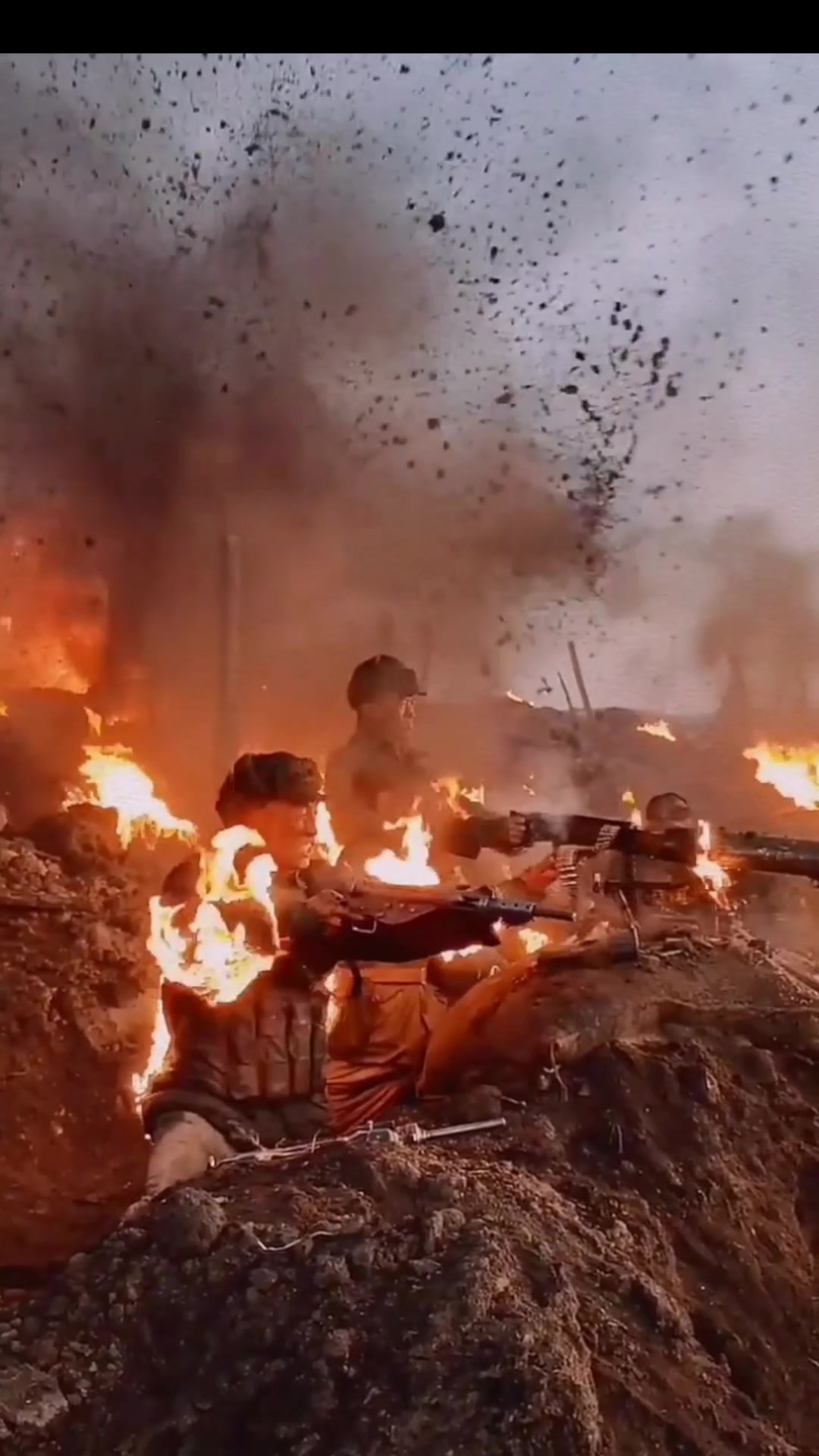 向英雄致敬中国人民解放军哪怕身上着火也要继续保护国家