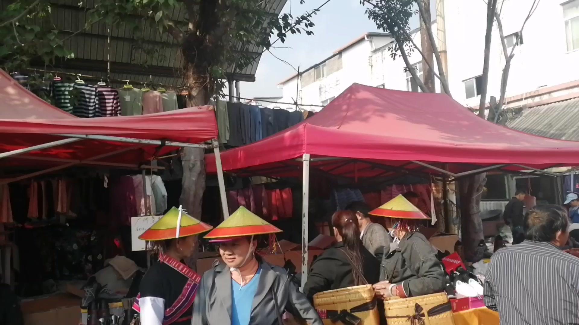 云南新平戛洒赶集内地农村很少有这种氛围了看花腰傣买什么