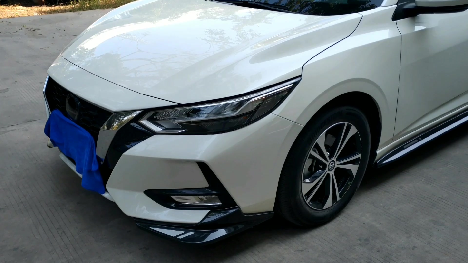 日产14代轩逸智享版店内升级黑色全包围运动套件车身更低趴