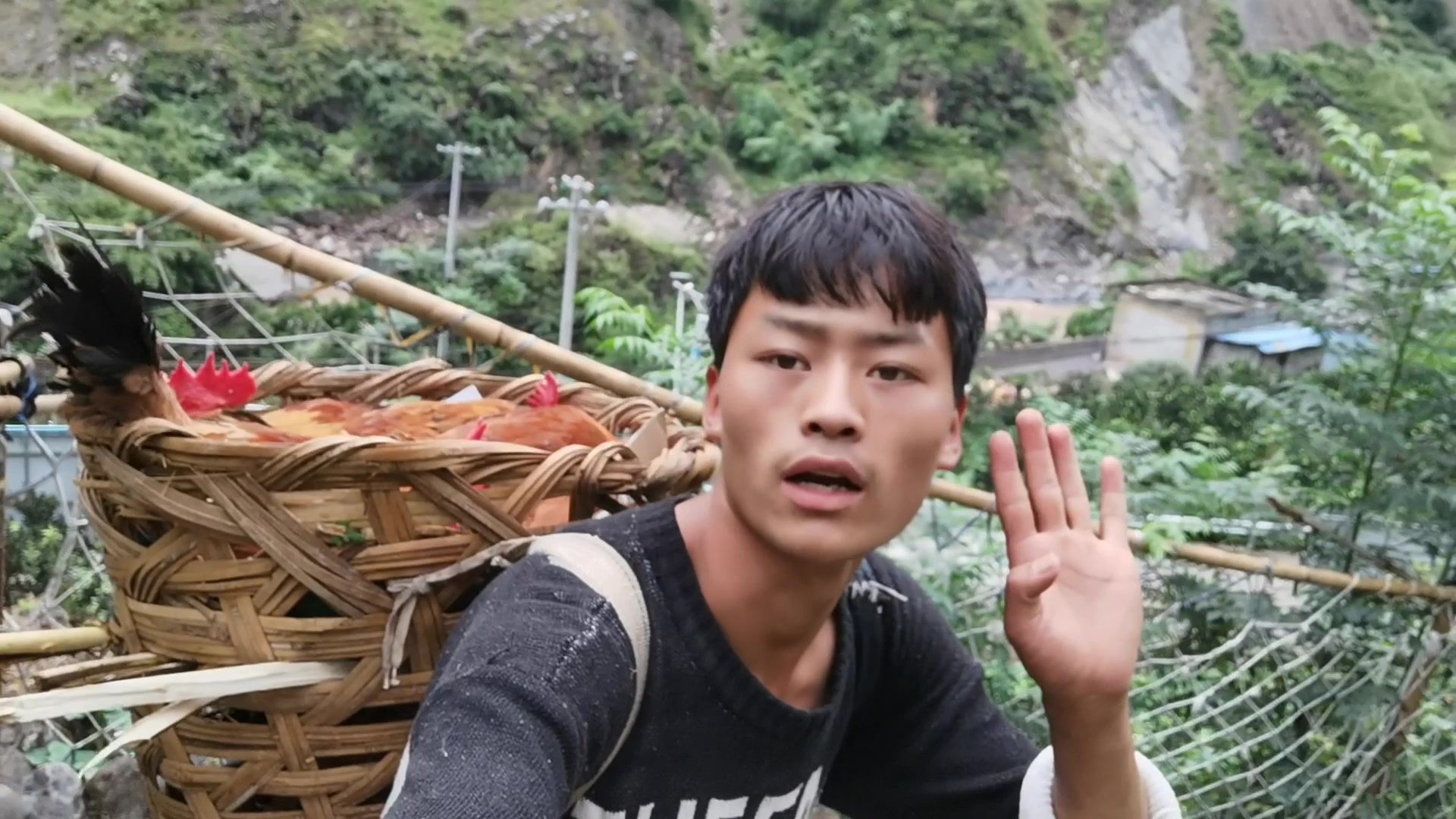 悬崖村熊二下山买鸡为了生活每天不断爬天梯生活让你们心酸吗