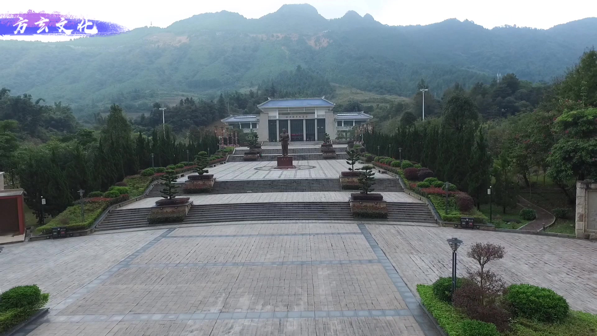 带大家去看广西东兰县韦国清上将故居的地理环境