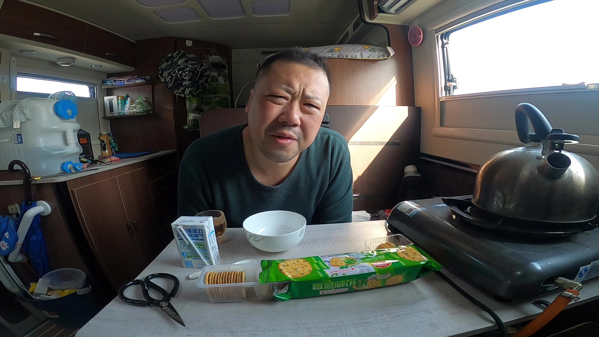 房车里一个人的清晨,吃着简单的早餐,老崔又开始讲一些奇葩的故事