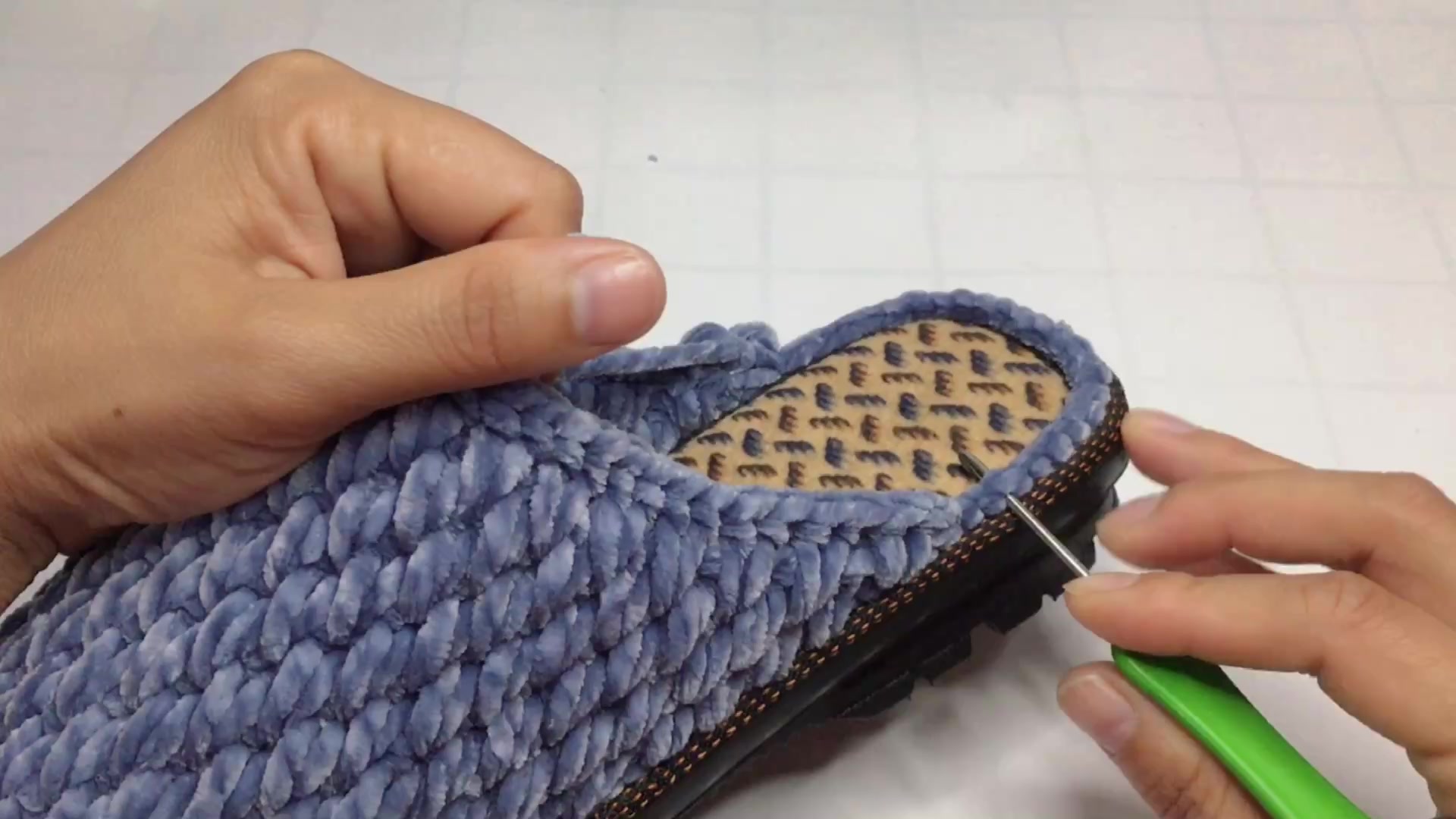 钩针编织:光泽绒拖鞋鞋口收边另外两种编织方法,美美的 - 西瓜视频