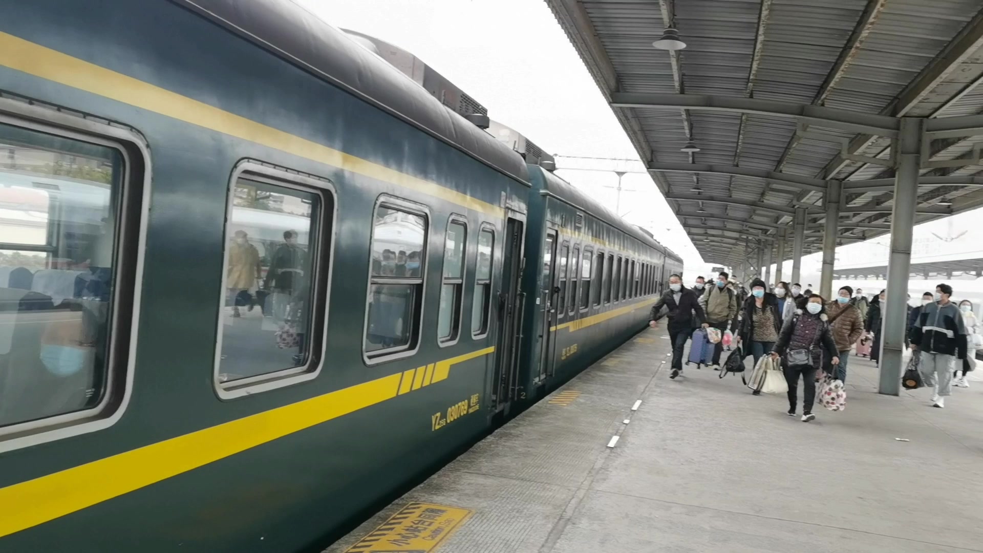 火车站实拍绿皮火车和谐号进站旅客们一拥而上